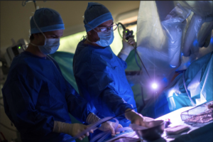 Le Dr Olivier Celhay réalisant une intervention de neurolyse laparoscopique robot-assistée à la Clinique Tivoli-Ducos