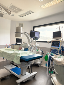 Salle de lithotritie extracorporelle avec équipements de surveillance et d’anesthésie